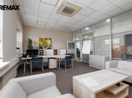 Pronájem kanceláře, 563 m²
