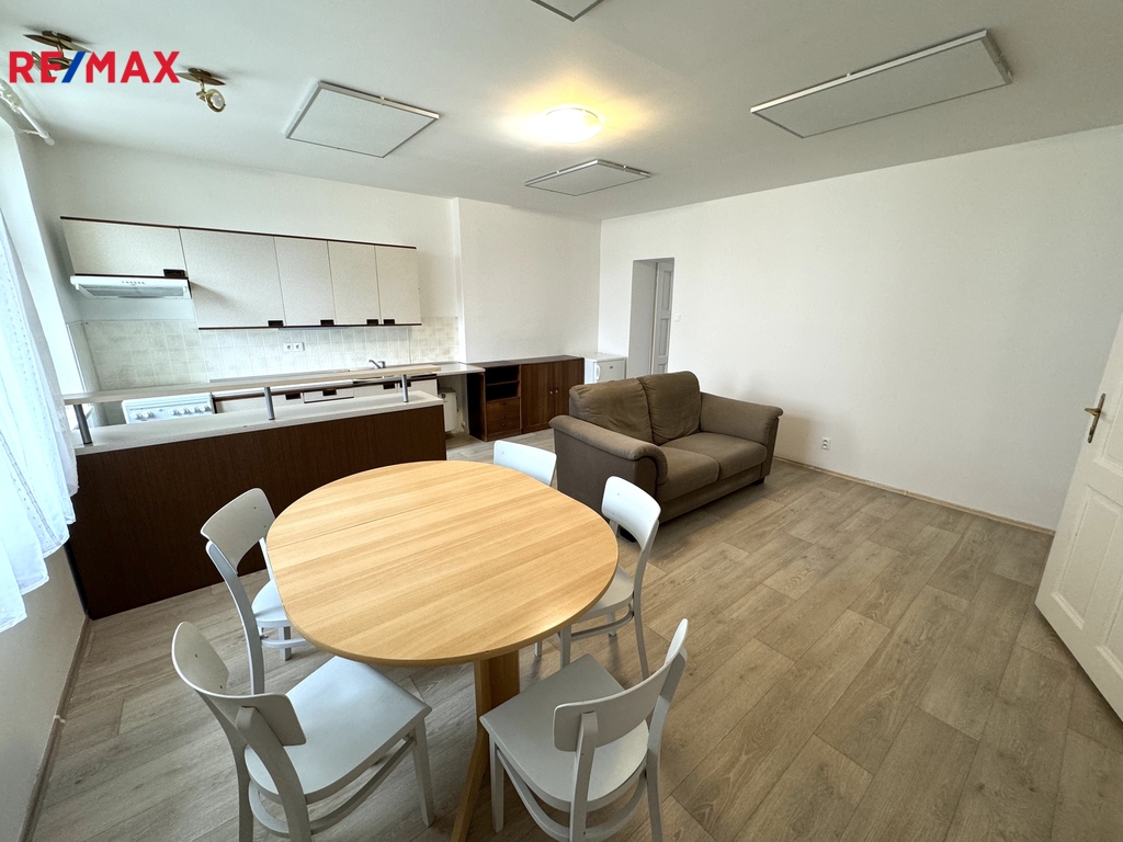 pokoj s kuchyňským koutem