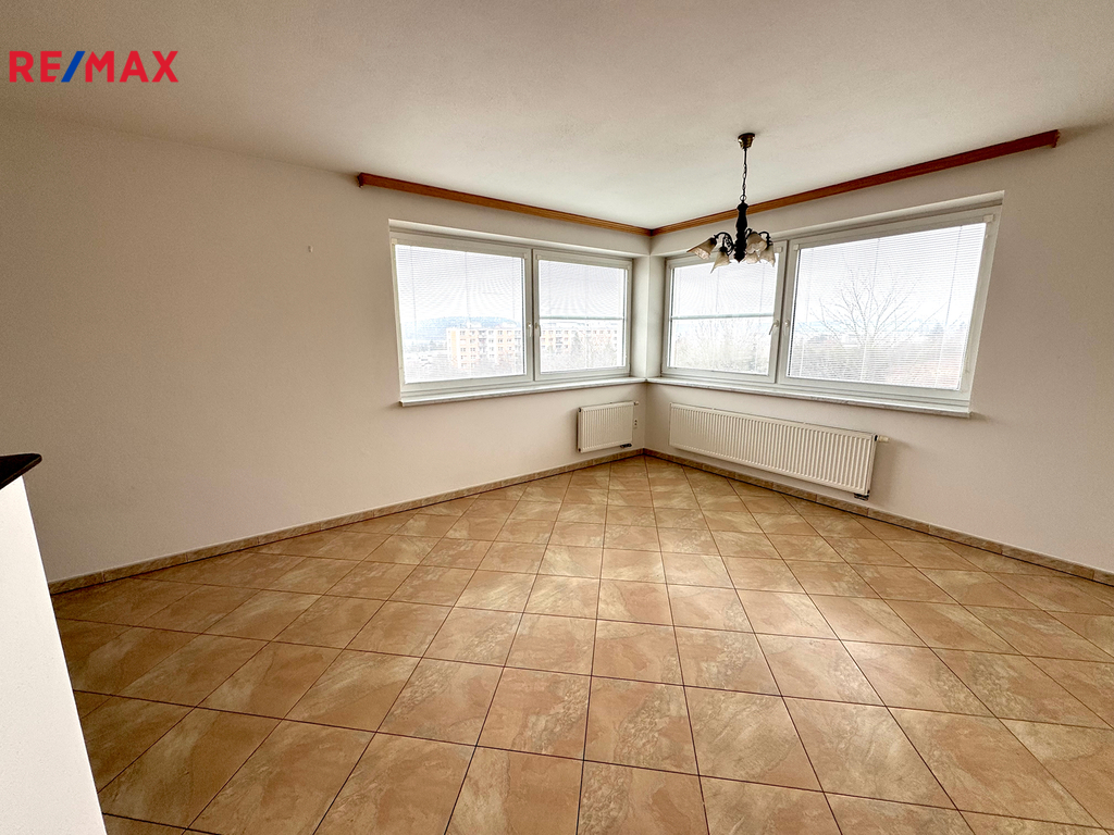 obývací pokoj s kuchyňským koutem