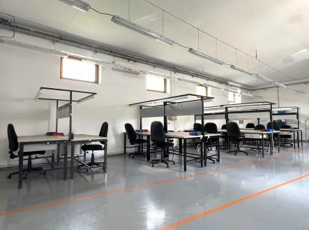 Pronájem komerčního objektu, průmyslový areál, 242 m²