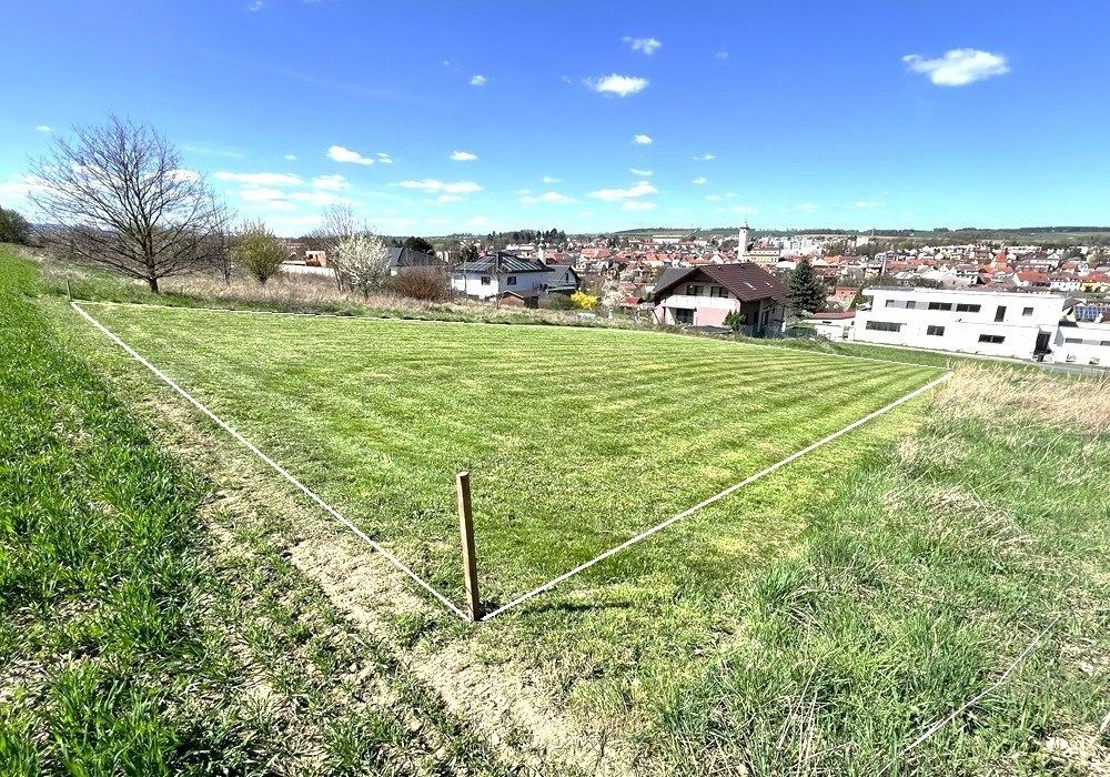 Stavební pozemek s rovinatým terénem, ideální pro výstavbu rodinného domu, v klidné lokalitě s výhledem na město, dostupné inženýrské sítě