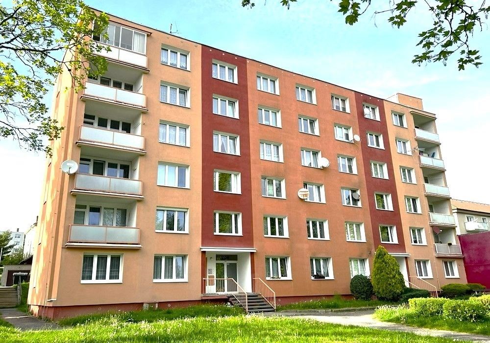 Pětipodlažní bytový dům s novou fasádou a upraveným okolím, plastová okna, dobrá lokalita, světlé byty, blízkost zeleně.