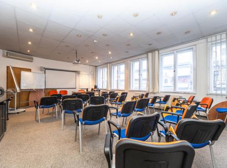 Pronájem kanceláře, 400 m²