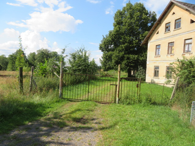 Rodinný dům s pozemkem o velikosti 2892m2, Kobyly - Sedlisko, podíl 1/3