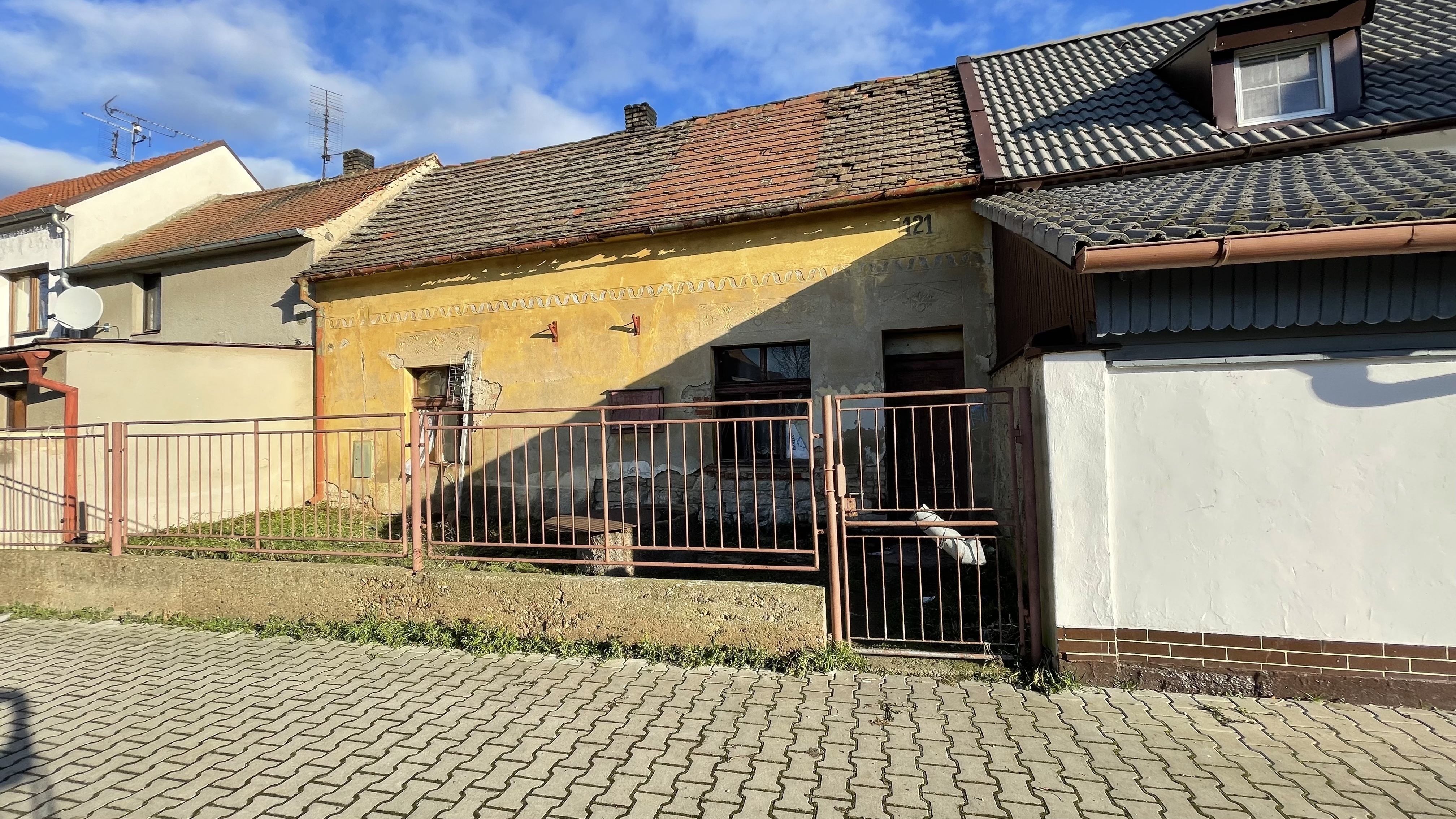 ideální podíl 4/45 rodinného domu v k.ú. Lenešice, okres Louny, opakovaná dražba