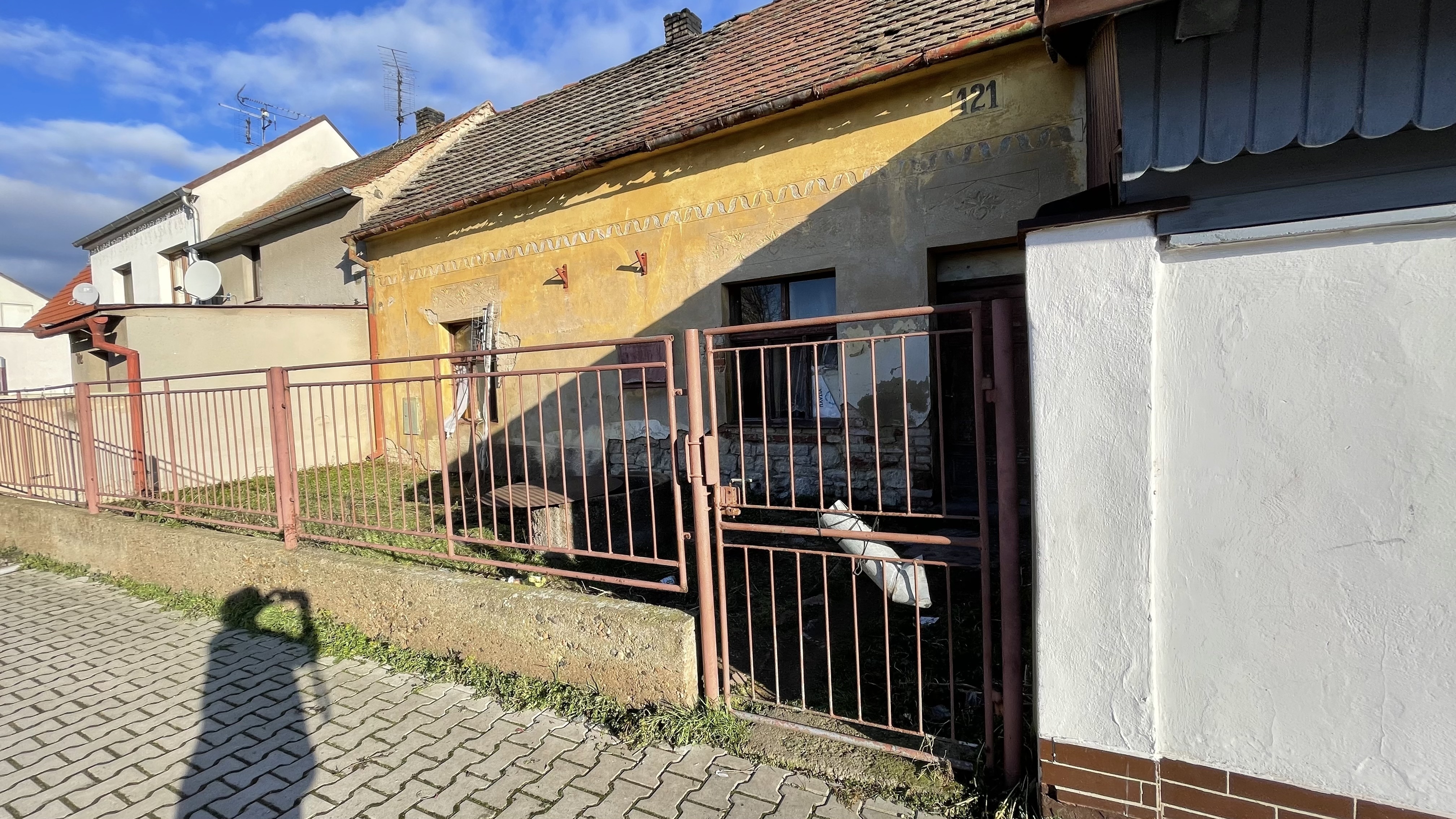 ideální podíl 4/45 rodinného domu v k.ú. Lenešice, okres Louny, opakovaná dražba