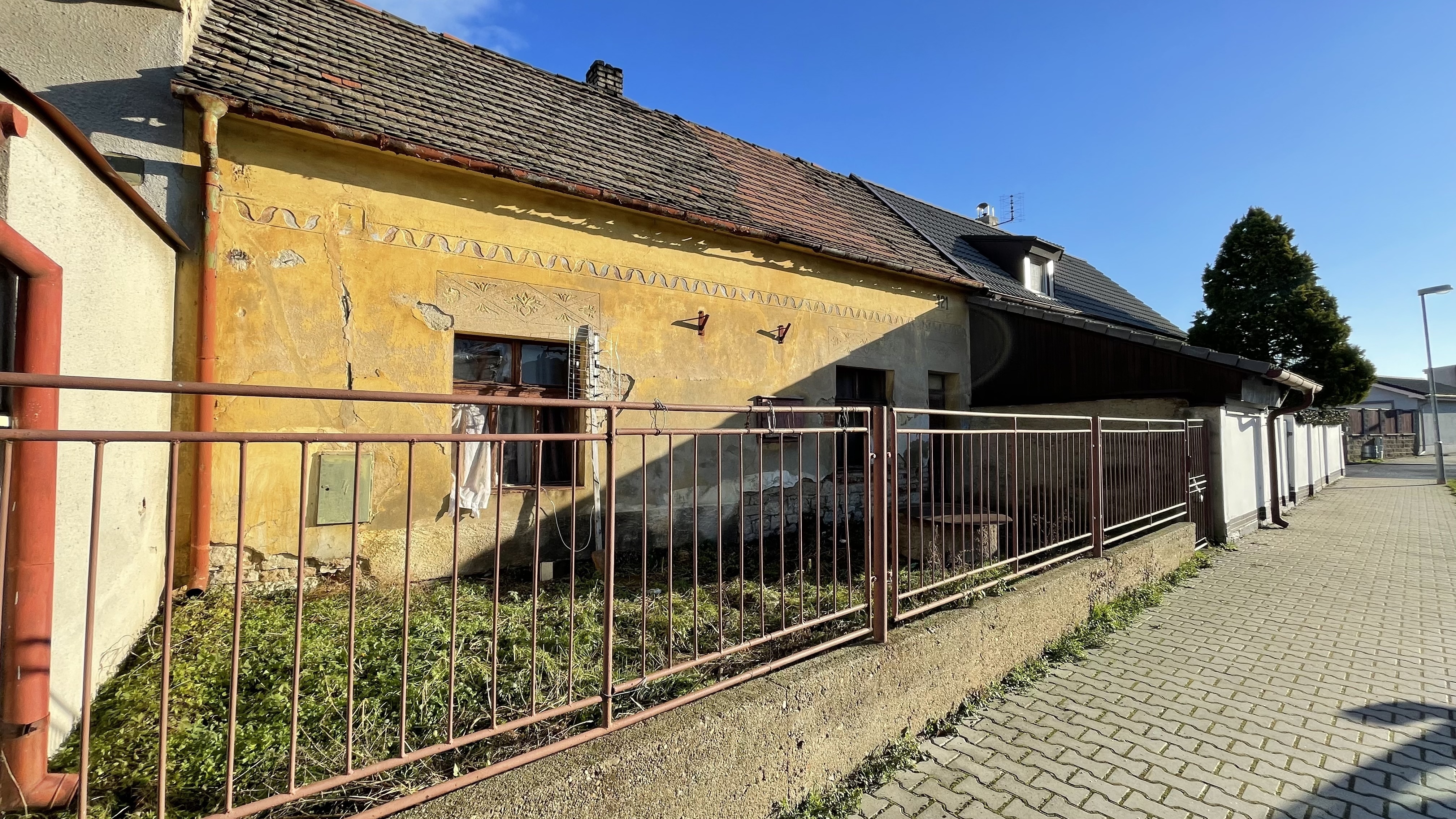 ideální podíl 4/45 rodinného domu v k.ú. Lenešice, okres Louny, opakovaná dražba