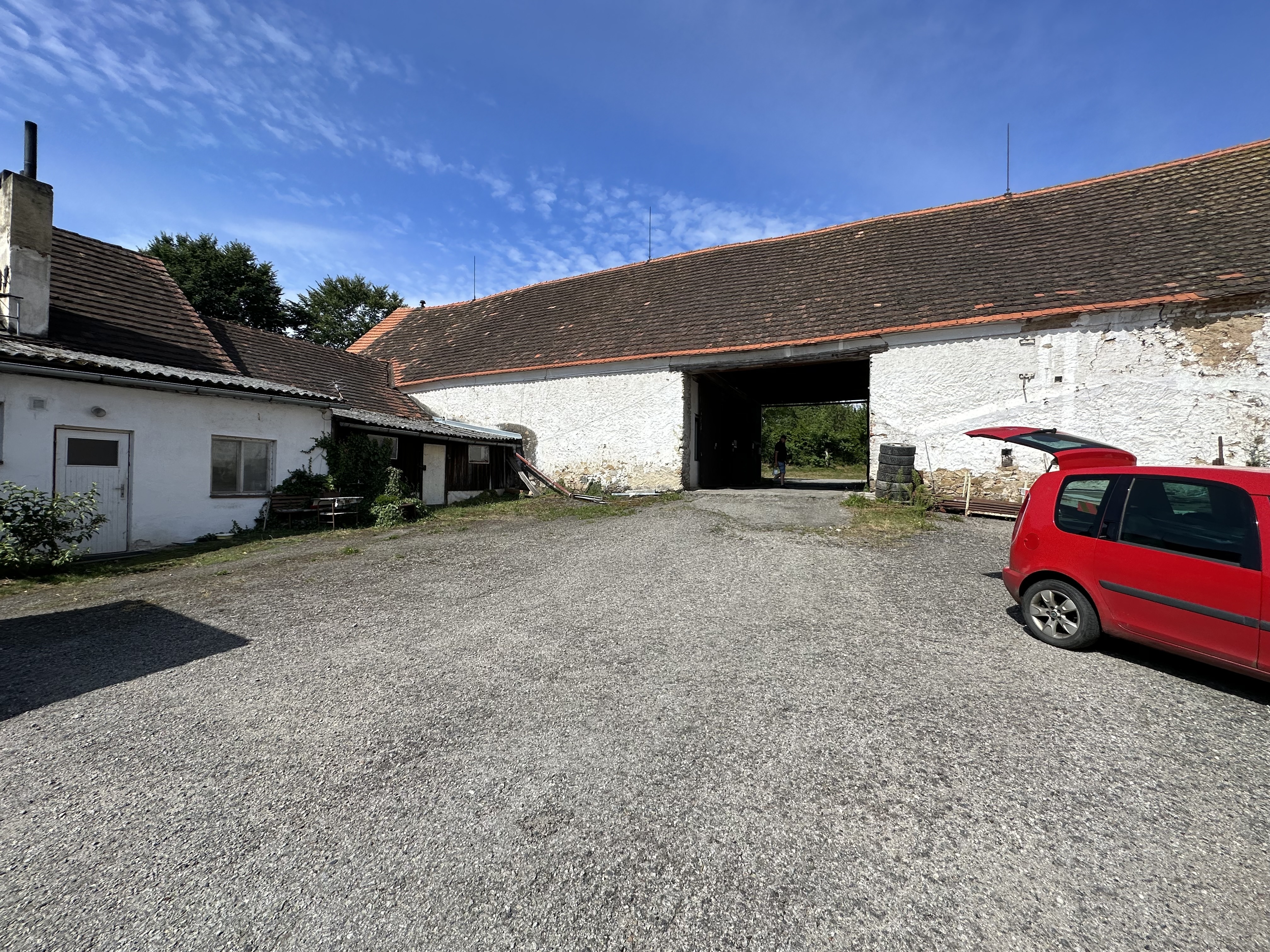 id. 1/10 pozemků  a id. 1/8 rodinného domu a přilehlé zemědělské stavby v k.ú. Chvalovice u Netolic,