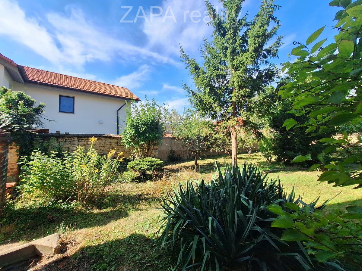 zahrada +sousední dům.jpg