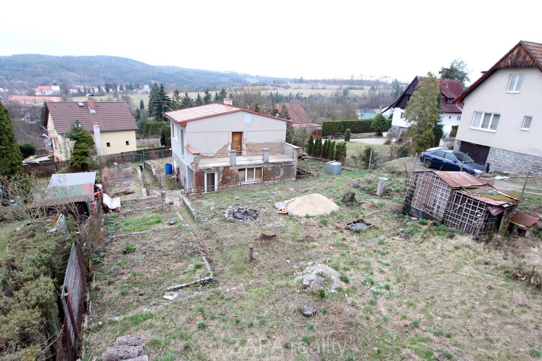 dům z vrchu.JPG