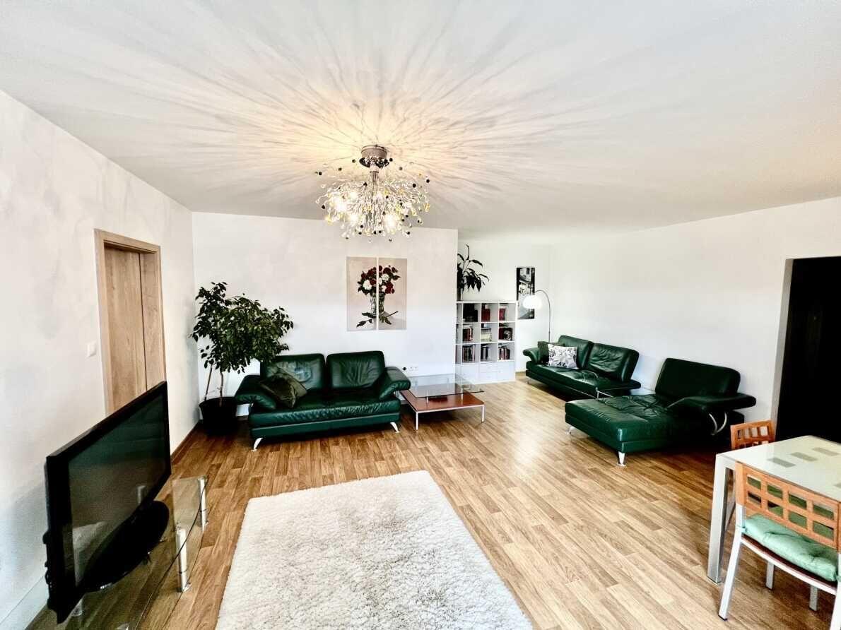 Prodej bytu 4KK České Budějovice , dvě garažová parkovací stání.