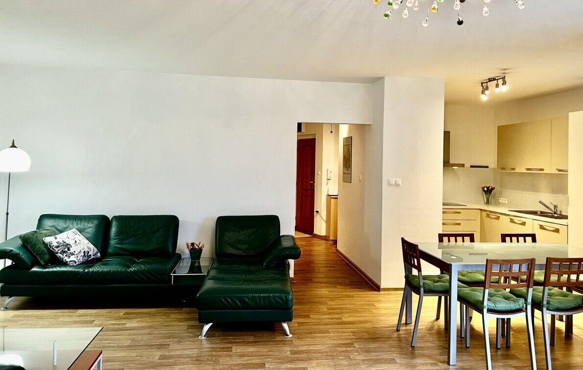 Prodej bytu 4KK České Budějovice , dvě garažová parkovací stání.