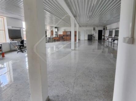 Pronájem - obchodní prostor, 210 m²
