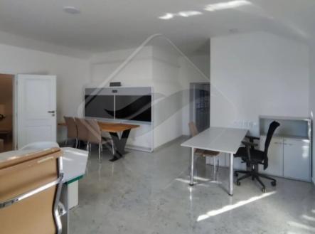 Pronájem - obchodní prostor, 210 m²