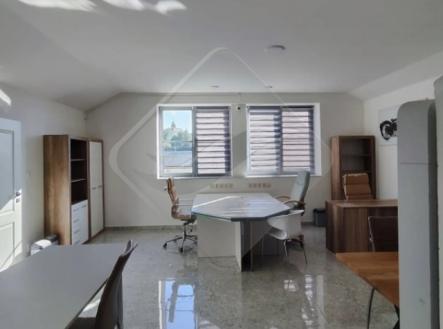 Pronájem - obchodní prostor, 210 m²