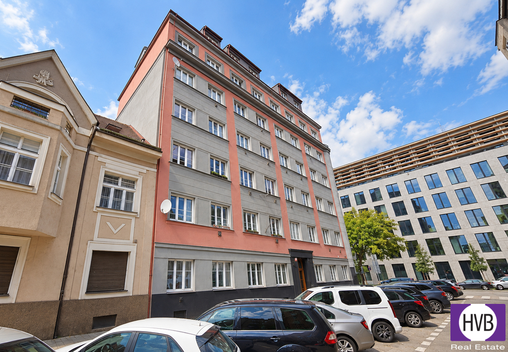 slunecna-ulice-s-mestskou-architekturou.png