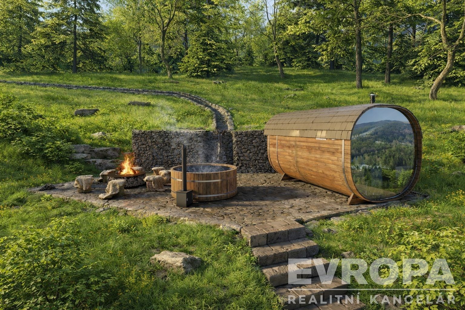 Venkovní wellness prostor s dřevěnou saunou, vířivkou, a ohništěm na kamenité terase, obklopený zelení a přírodou, ideální pro relaxaci.