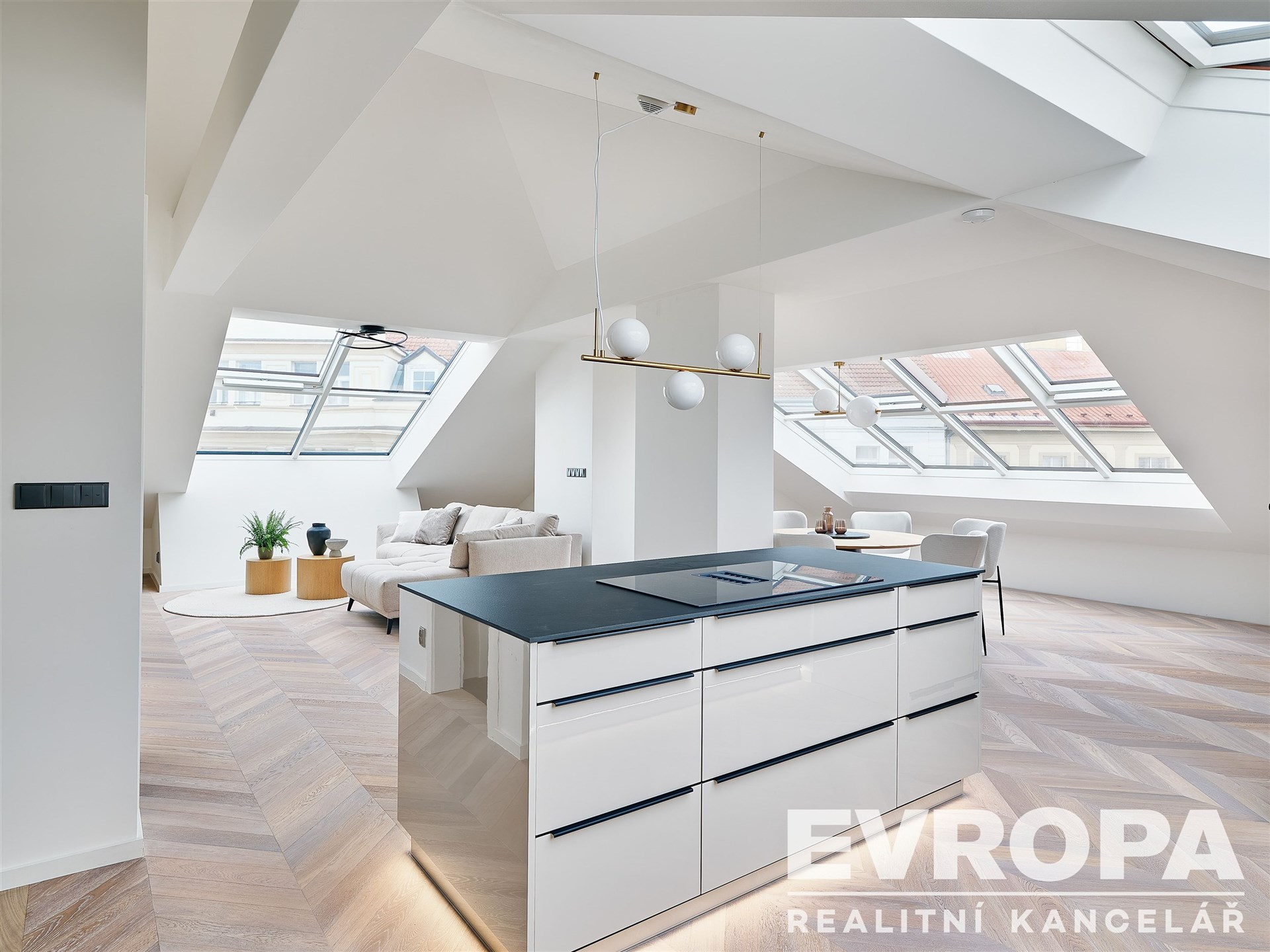 Prostorný obývací pokoj, moderní kuchyň, parketová podlaha, velká okna, světlý interiér, designový styl