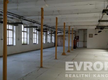 Pronájem - skladovací prostor, 600 m²