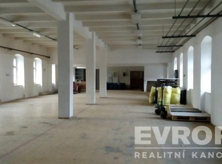 Pronájem - skladovací prostor, 700 m²