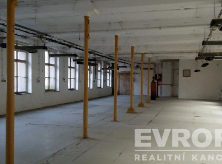 Pronájem - skladovací prostor, 700 m²