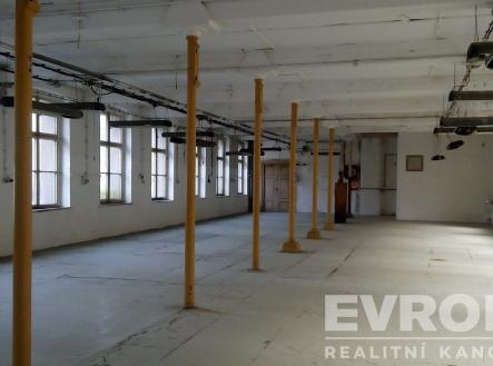 Pronájem skladovací prostor, 700 m²