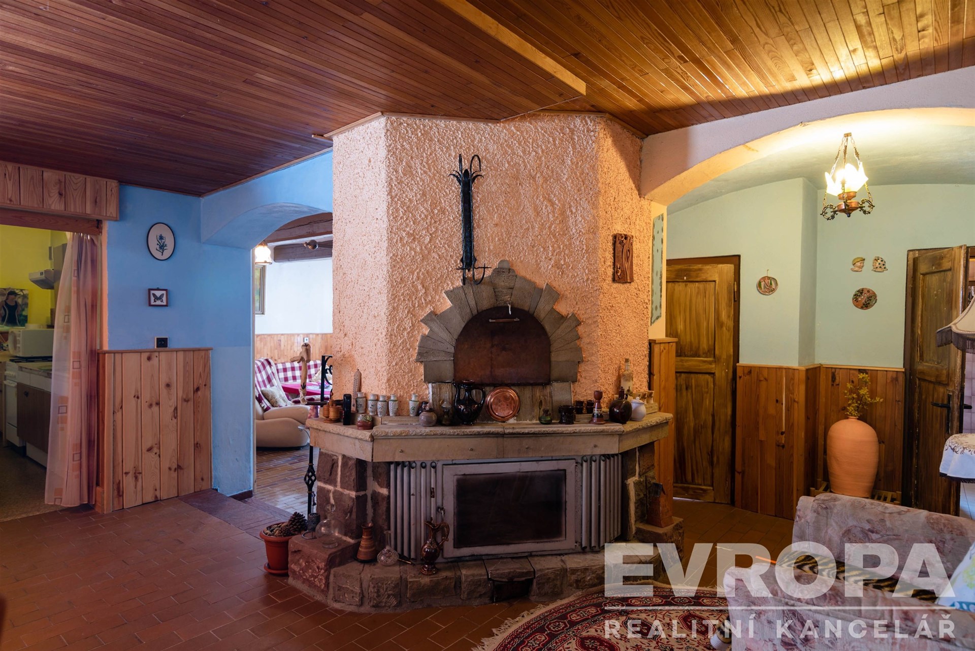 jídelna s krbem