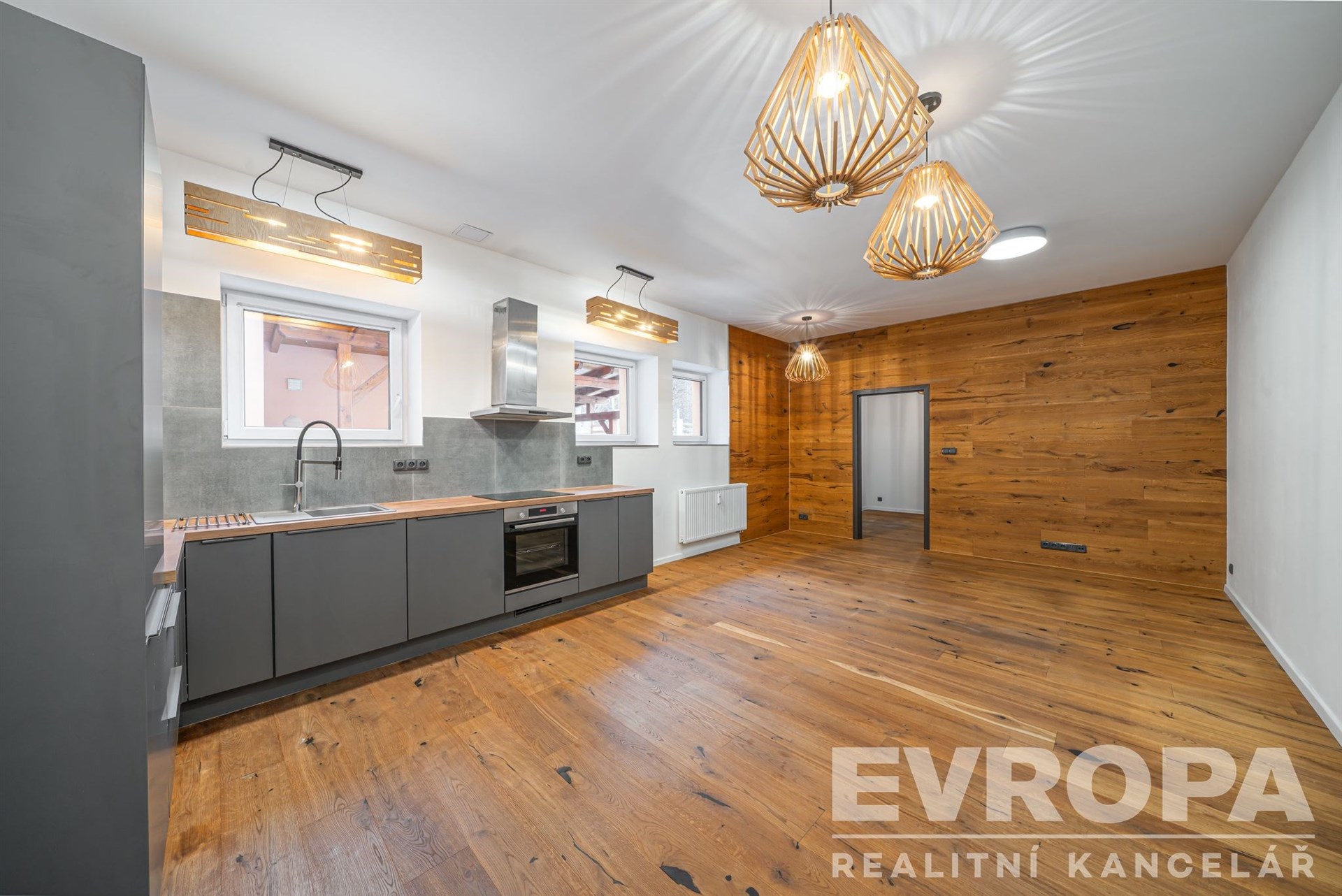 obývací pokoj s kuchyňskou linkou