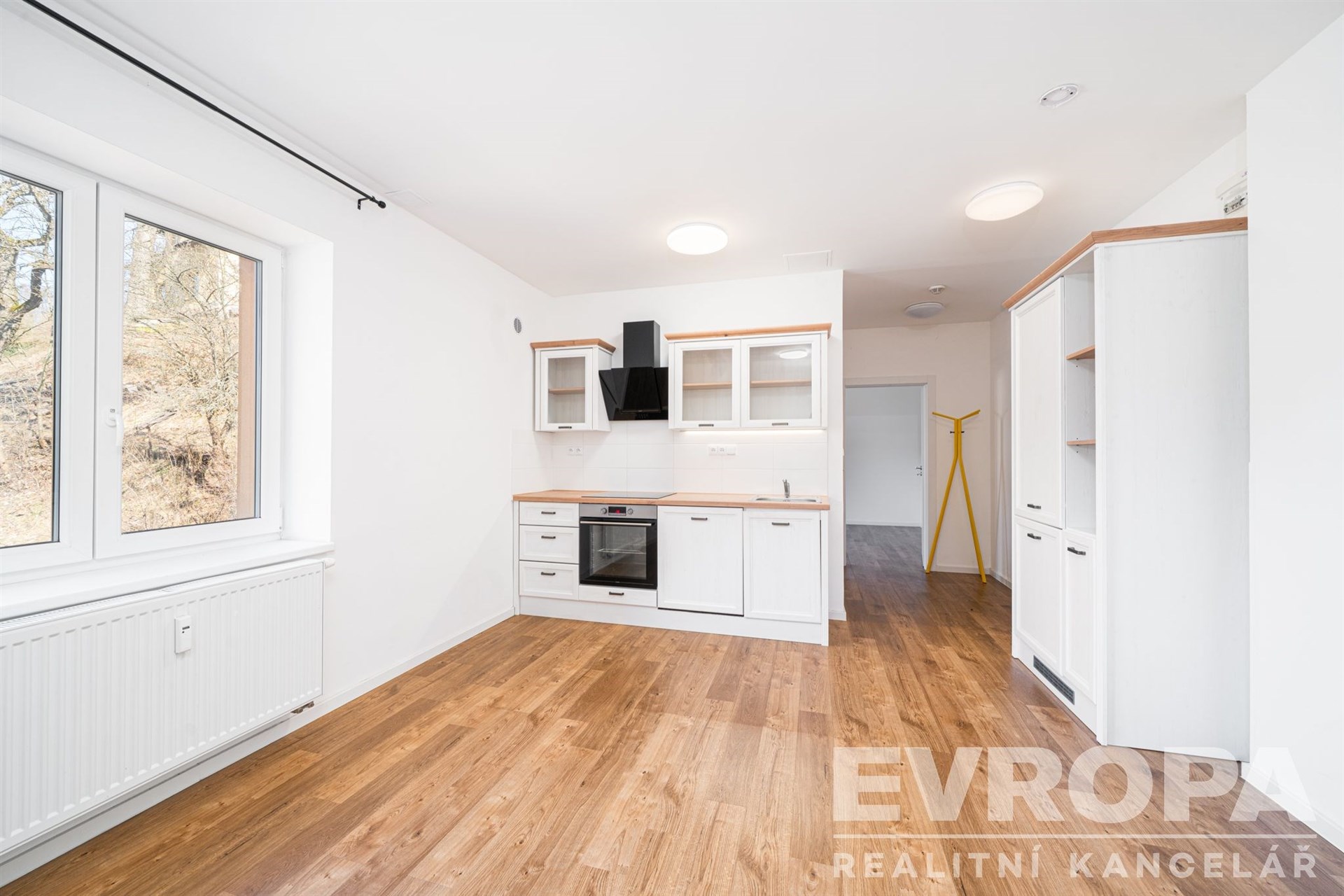 pokoj s kuchyňským koutem