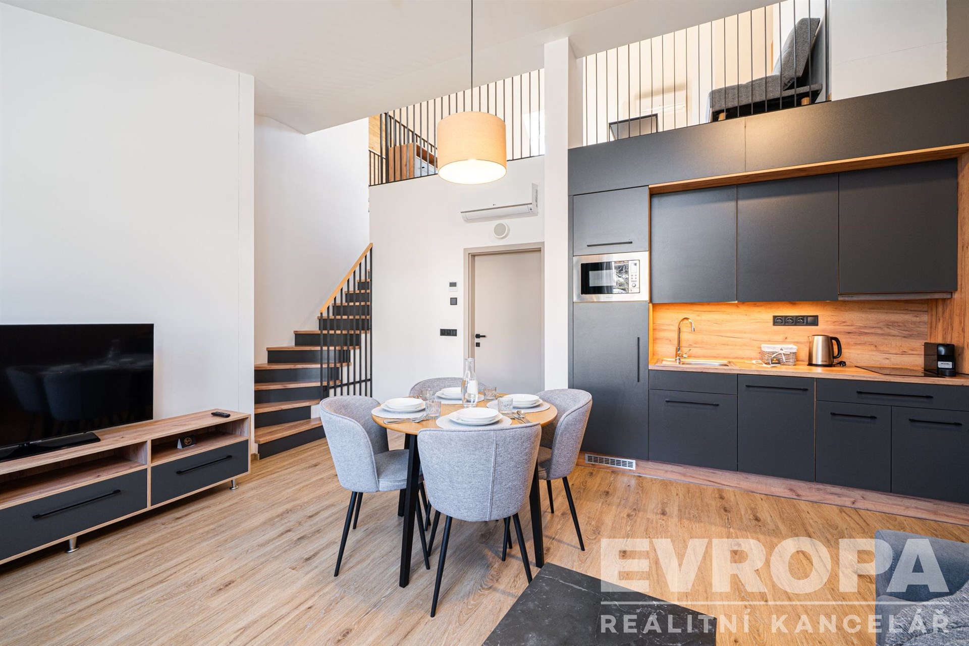 Obývací prostor s kuchyňským koutem