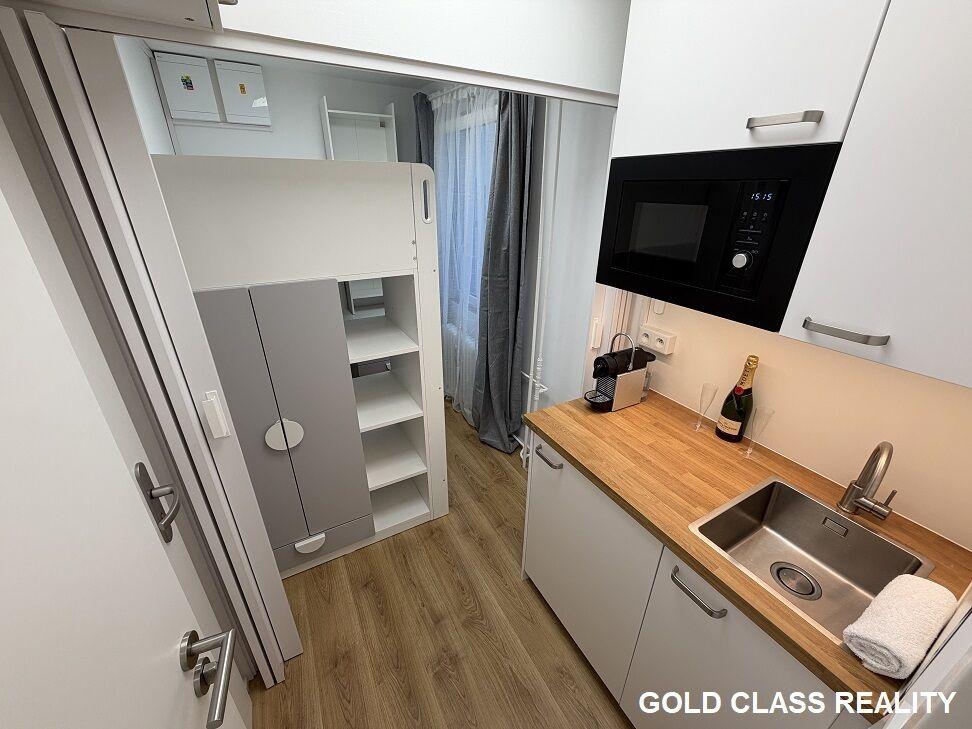 šatní skříň + police, kuchyně