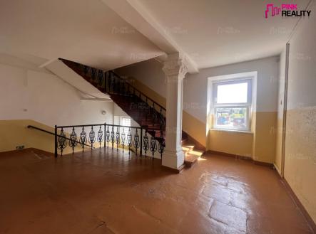 Prodej - komerční objekt, administrativní budova, 301 m²