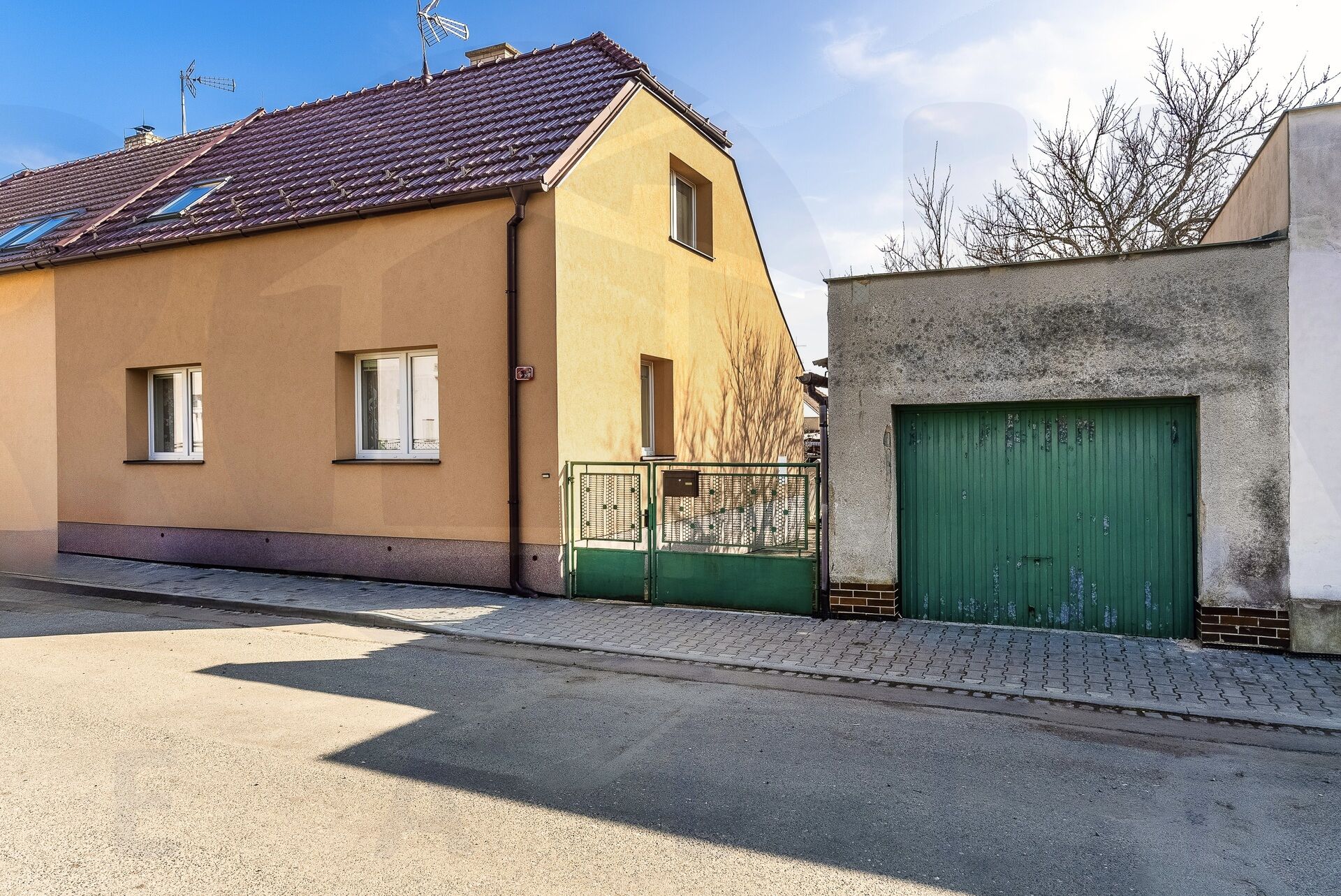 Prodej rodinného domu 4+1 o ploše 135 m2, s garáží a zahrádkou, Kosmonosy, volný IHNED