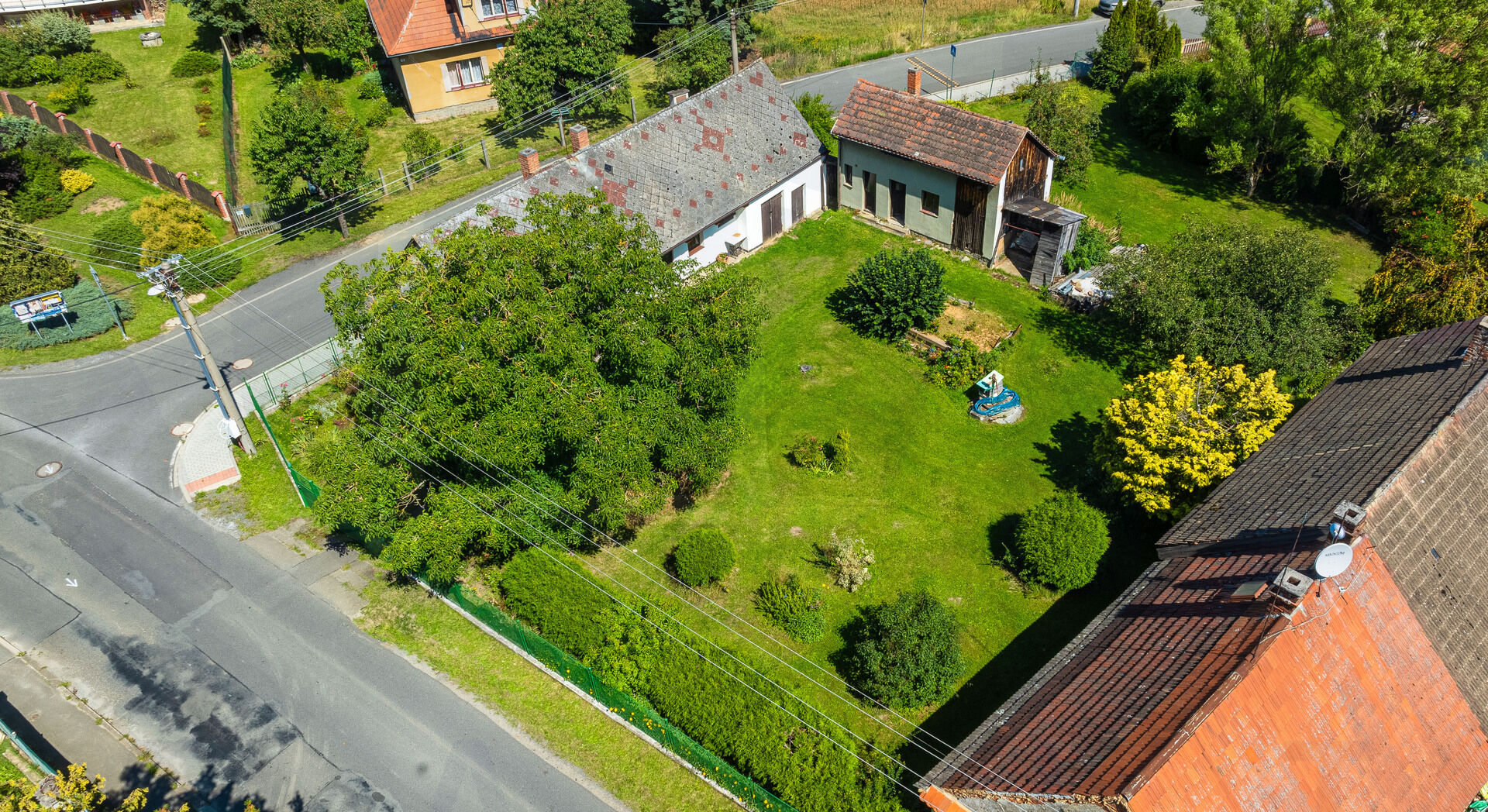 Stavební pozemek 1195 m2 + dům jako bonus- úžasná investice