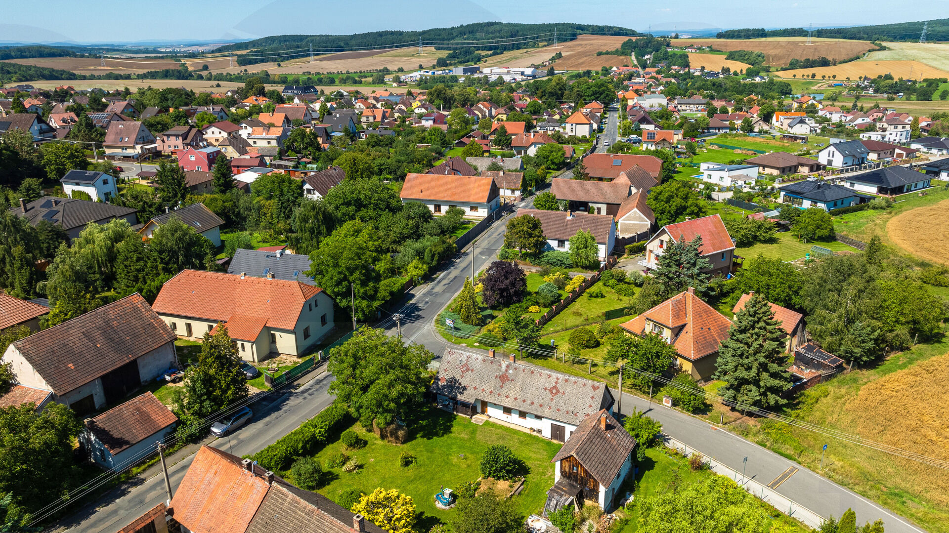Stavební pozemek 1195 m2 + dům jako bonus- úžasná investice