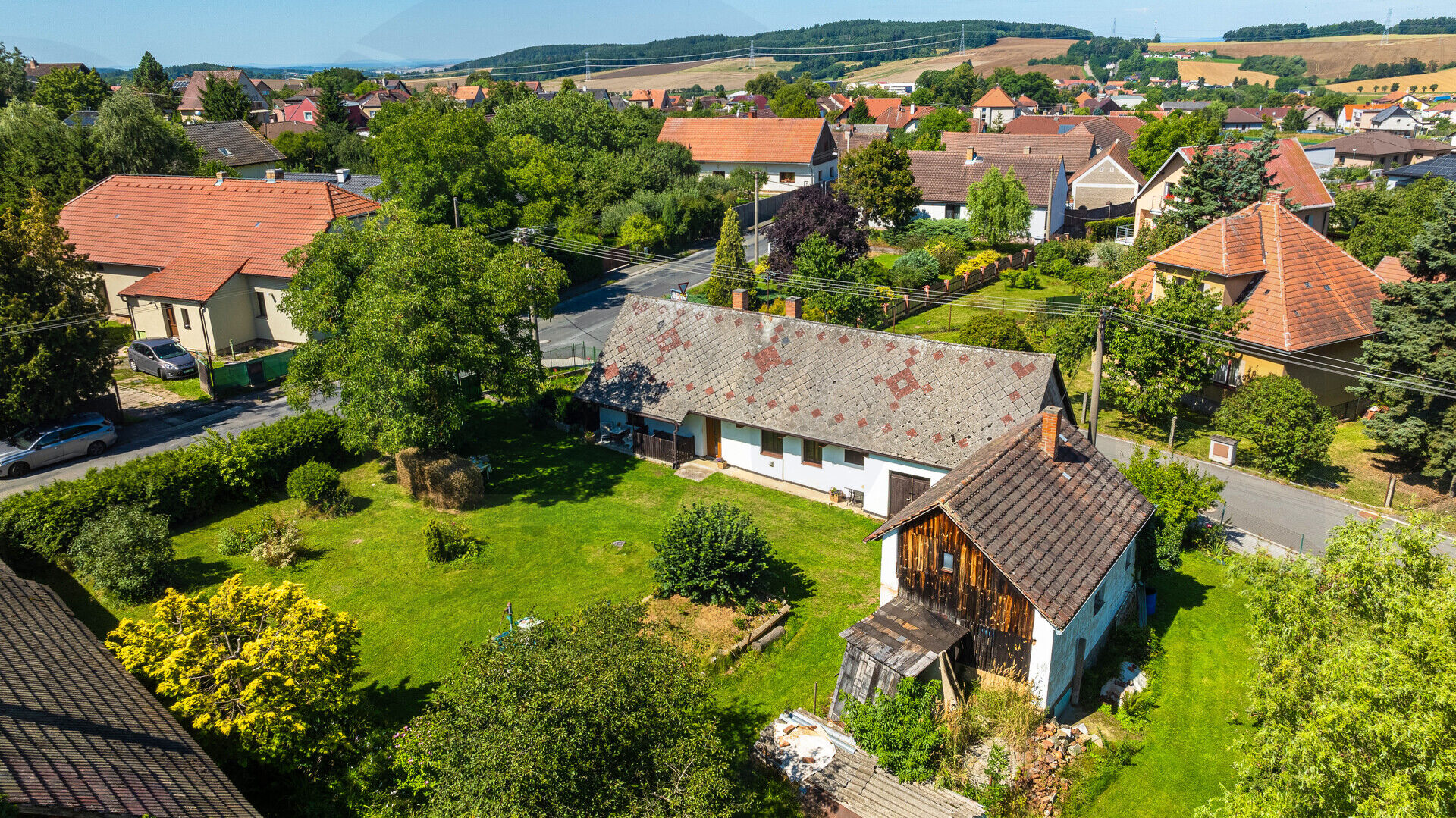 Stavební pozemek 1195 m2 + dům jako bonus- úžasná investice
