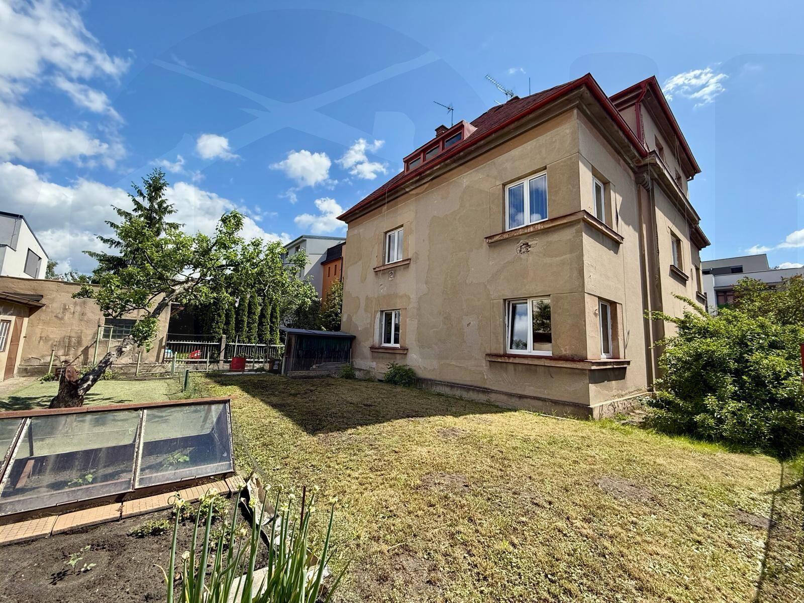 K pronájmu slunný 3+1 v cihlovém domě, 85 m2, balkón i zahrádka, Mladá Boleslav - Palackého