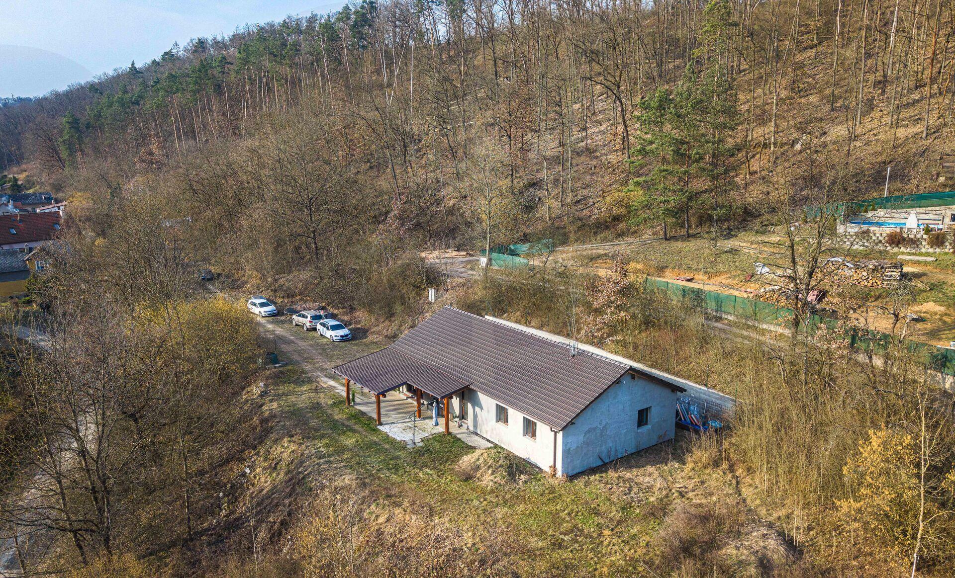 Moderní rodinný dům 4+kk s pozemkem 2028 m², s minimálními náklady a maximálním soukromím, Hrdlořezy