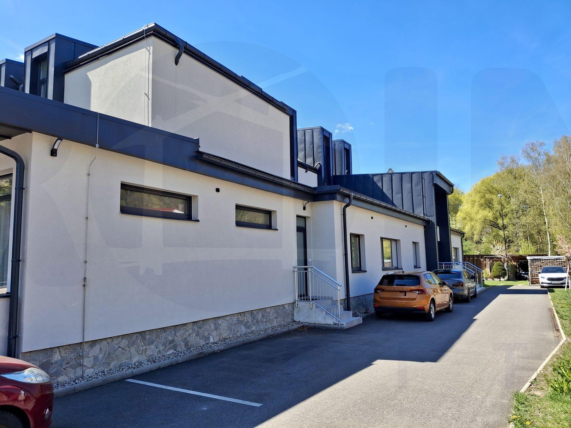 Exkluzivní mezonetový byt 3+kk se dvěma parkovacími místy v atraktivní lokalitě Bělá pod Bezdězem