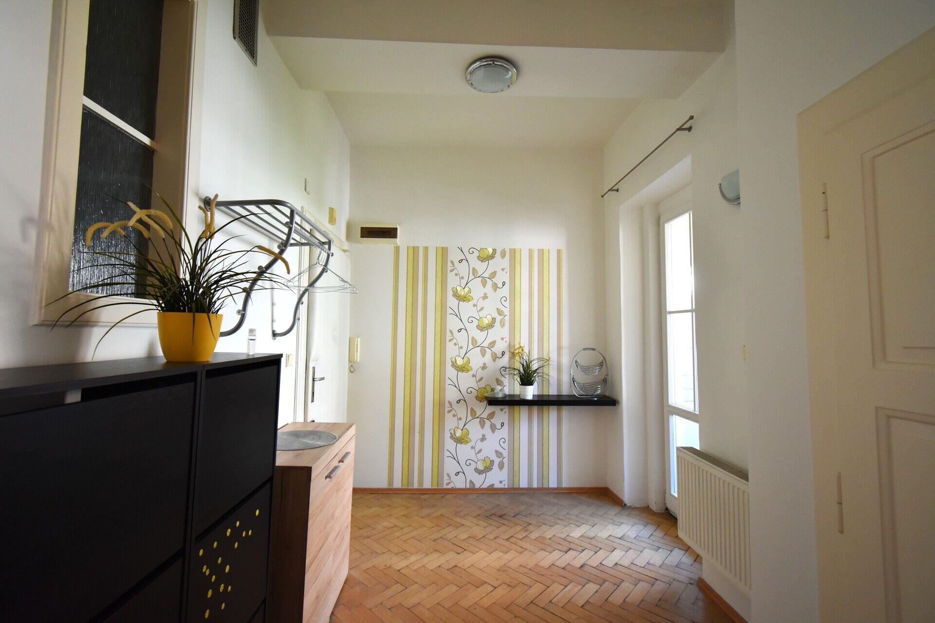 Světlý byt 2 + KK, 60 m2.