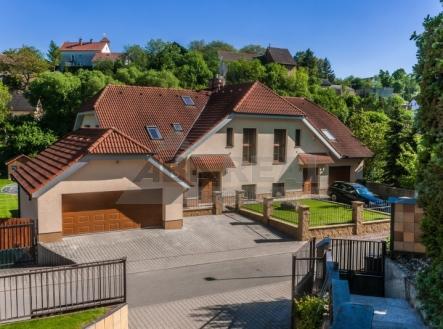 Pronájem - dům/vila, 410 m²