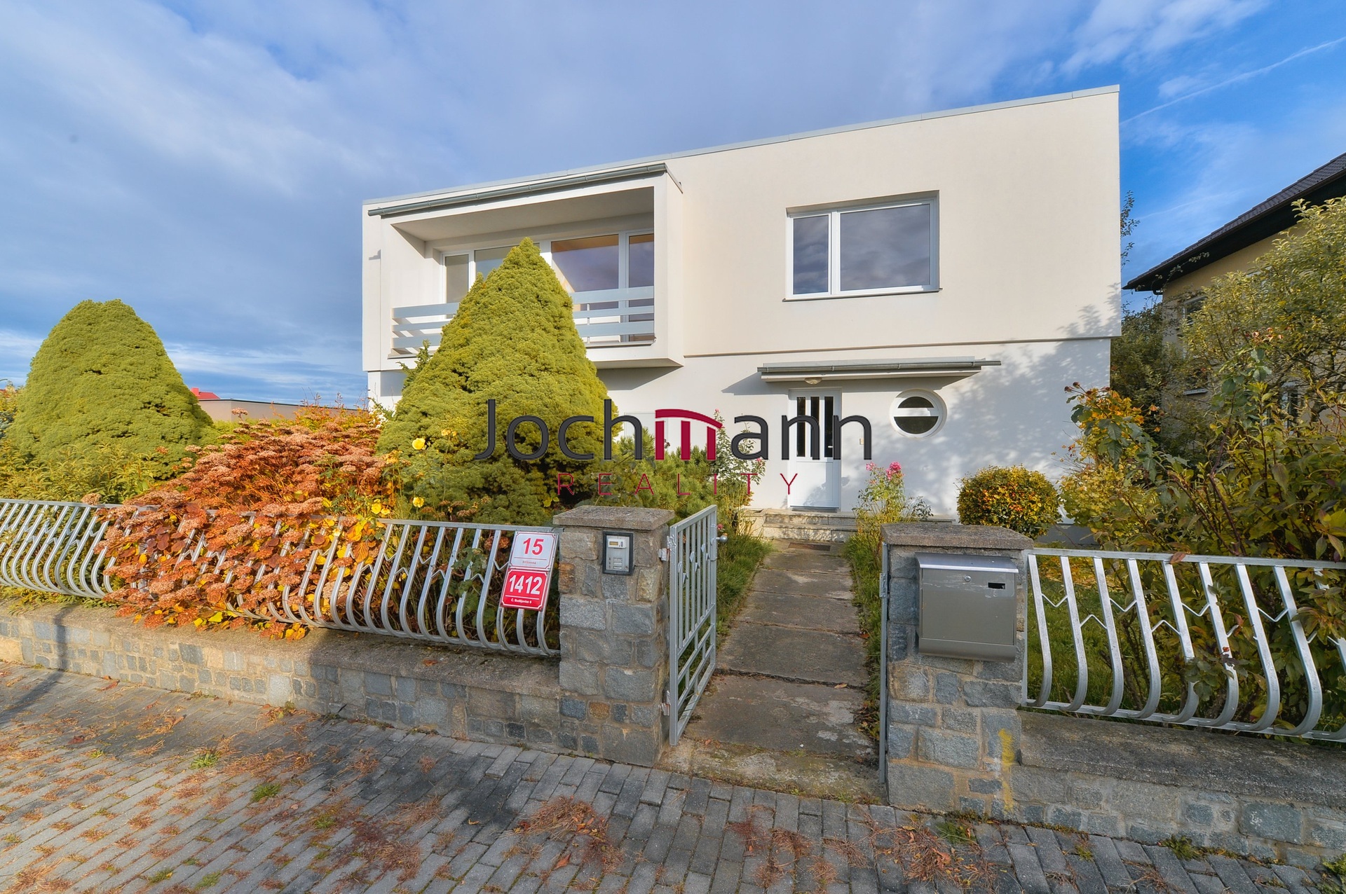 RD - jižní pohled na vstup do domu