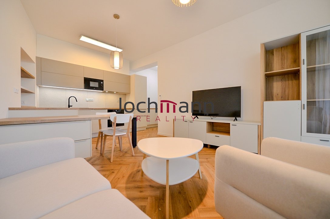 EB6D9A73-75E3-4EC7-892A-DB38246FCF5D_1_105_c