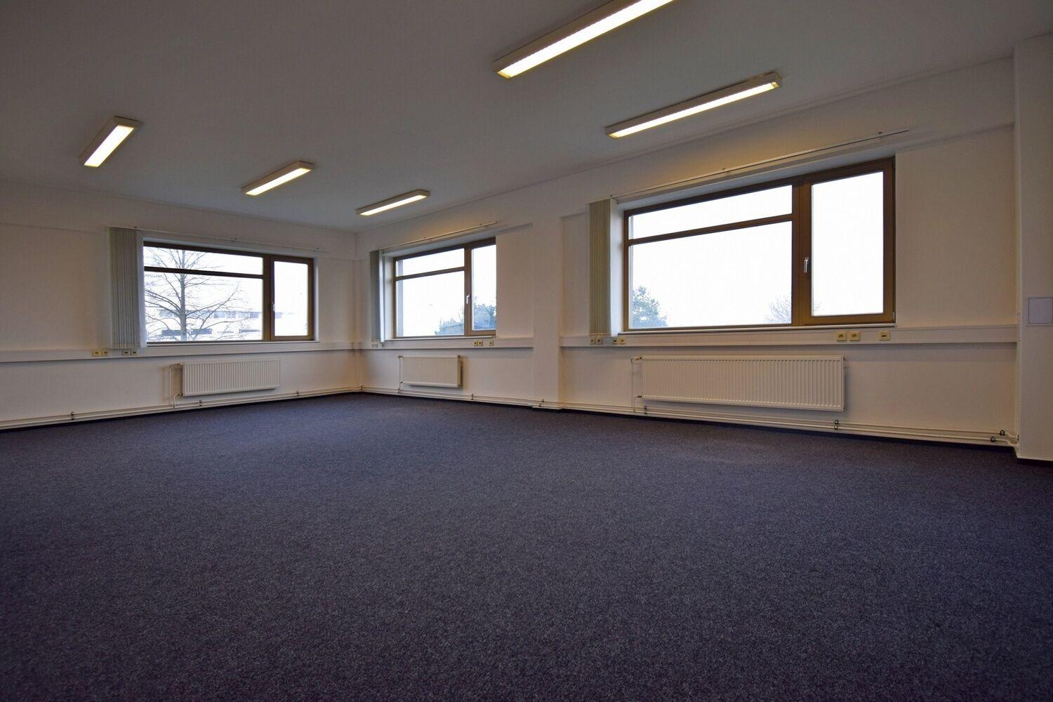 Prostorný Open space 55 m2 v administrativní budově na okraji Prahy