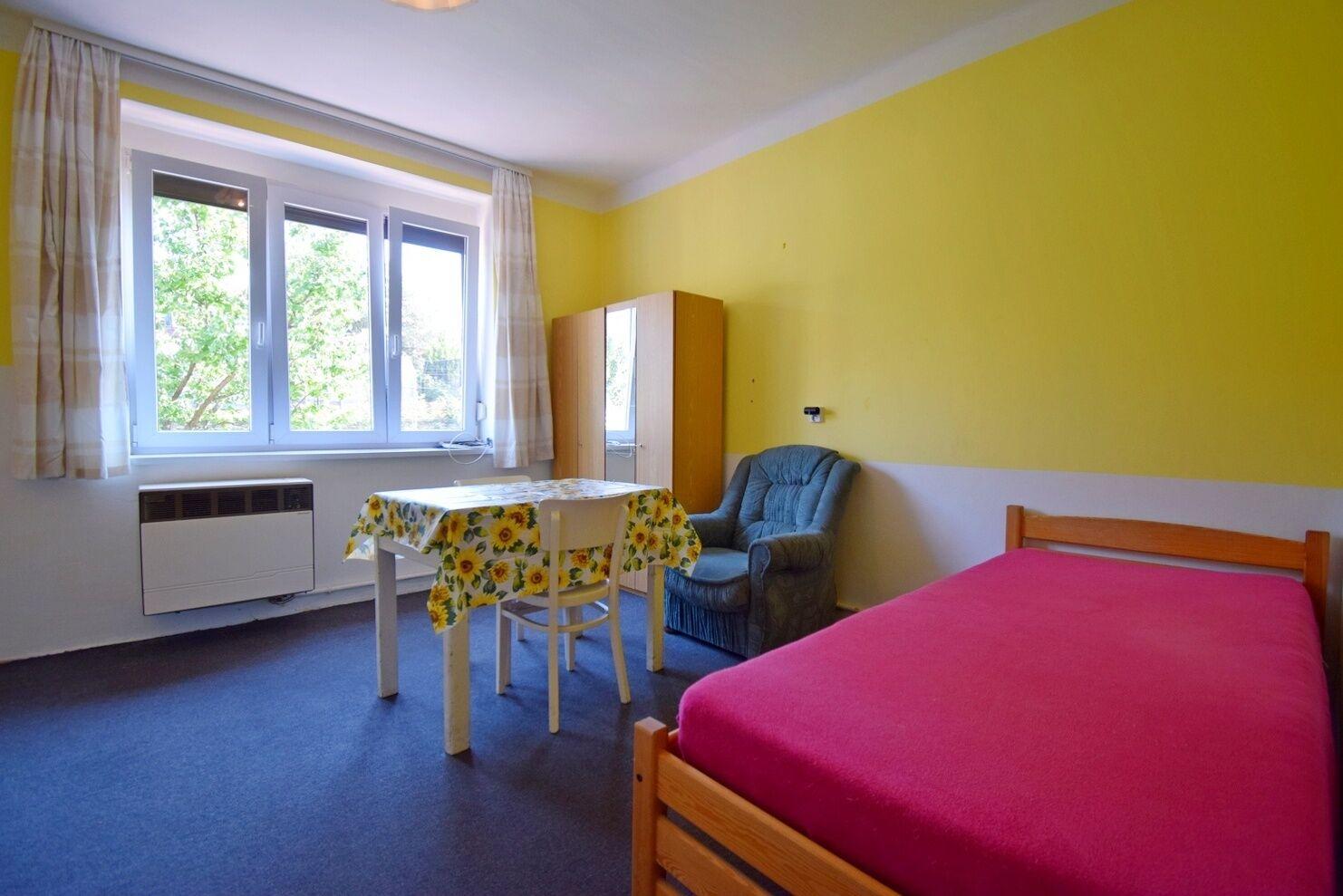 Zařízená garsonka v RD u metra Skalka, Praha 10