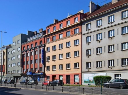 Pronájem obchodního prostoru s výlohou 84 m2, Praha 4