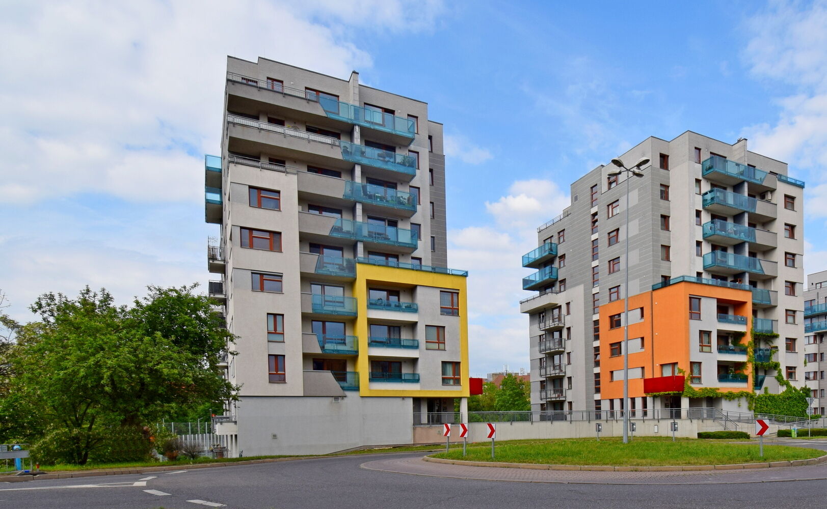 Nezařízený 1+kk s balkonem a garážovým stáním u metra Českomoravská, Praha 9