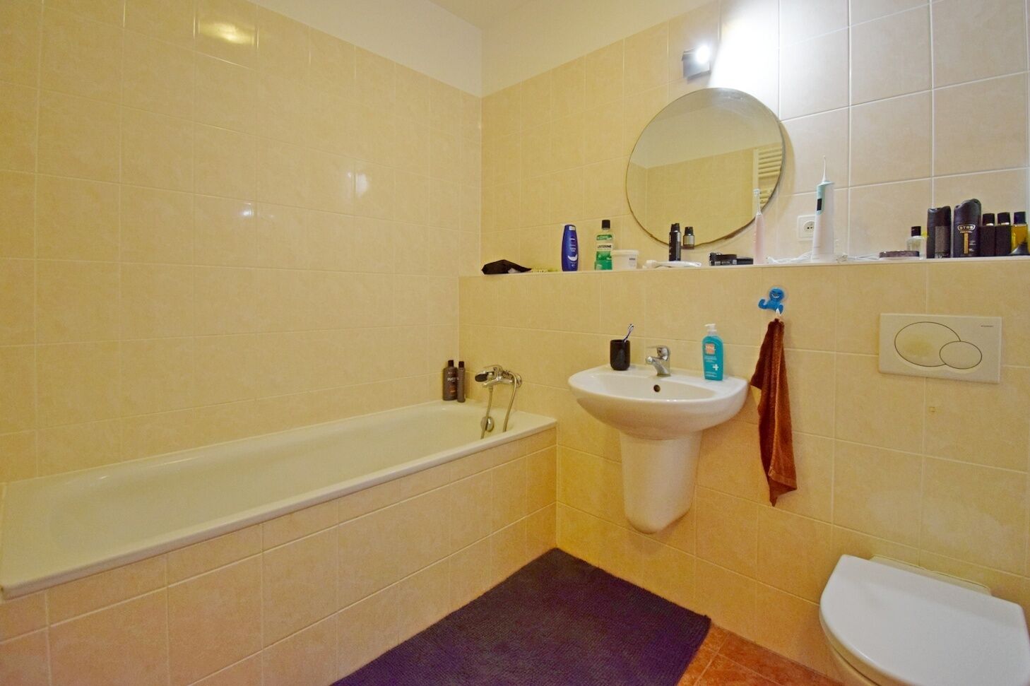 Nezařízený 1+kk s balkonem a garážovým stáním u metra Českomoravská, Praha 9