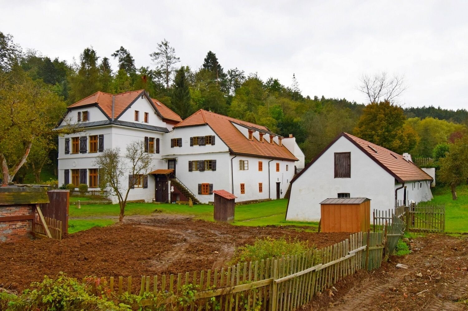 Zajímavé bydlení v přírodě, Praha 6 - Suchdol