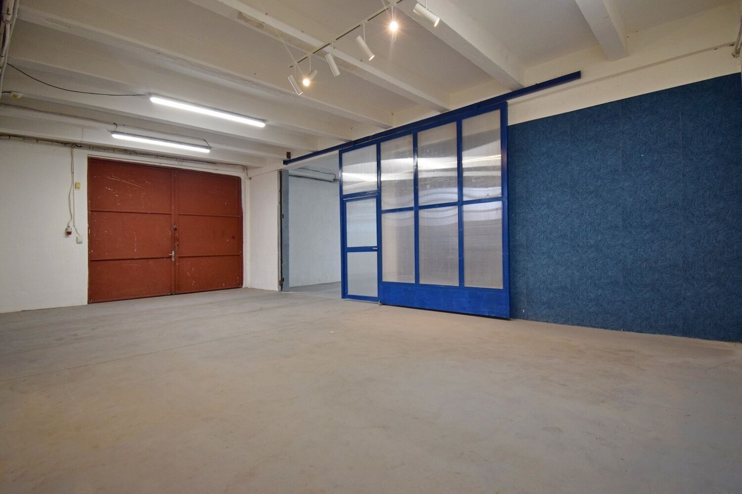 SKLADOVÁ HALA S KANCELÁŘÍ 202 m2, PRAHA 10 - UHŘÍNĚVES